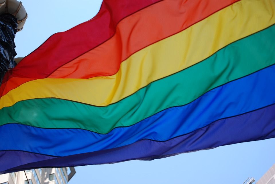 Titelbild: Gilbert Baker – Ein Leben im Zeichen des Regenbogens