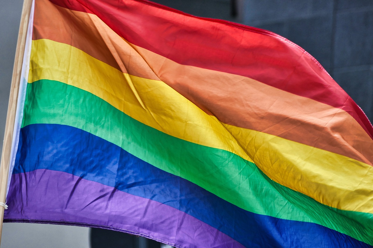 Titelbild: Pride Flag – Die Bedeutung der Regenbogenflagge
